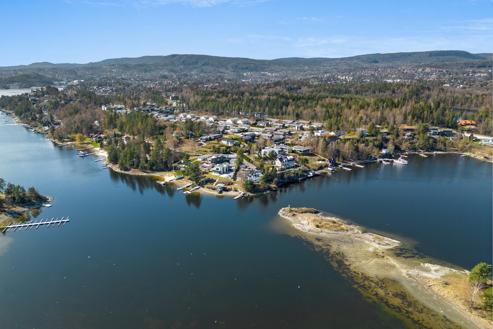 Alt i alt tilbyr boligen en unik kombinasjon av naturskjønn beliggenhet, nærhet til fasiliteter og et trygt bomiljø!