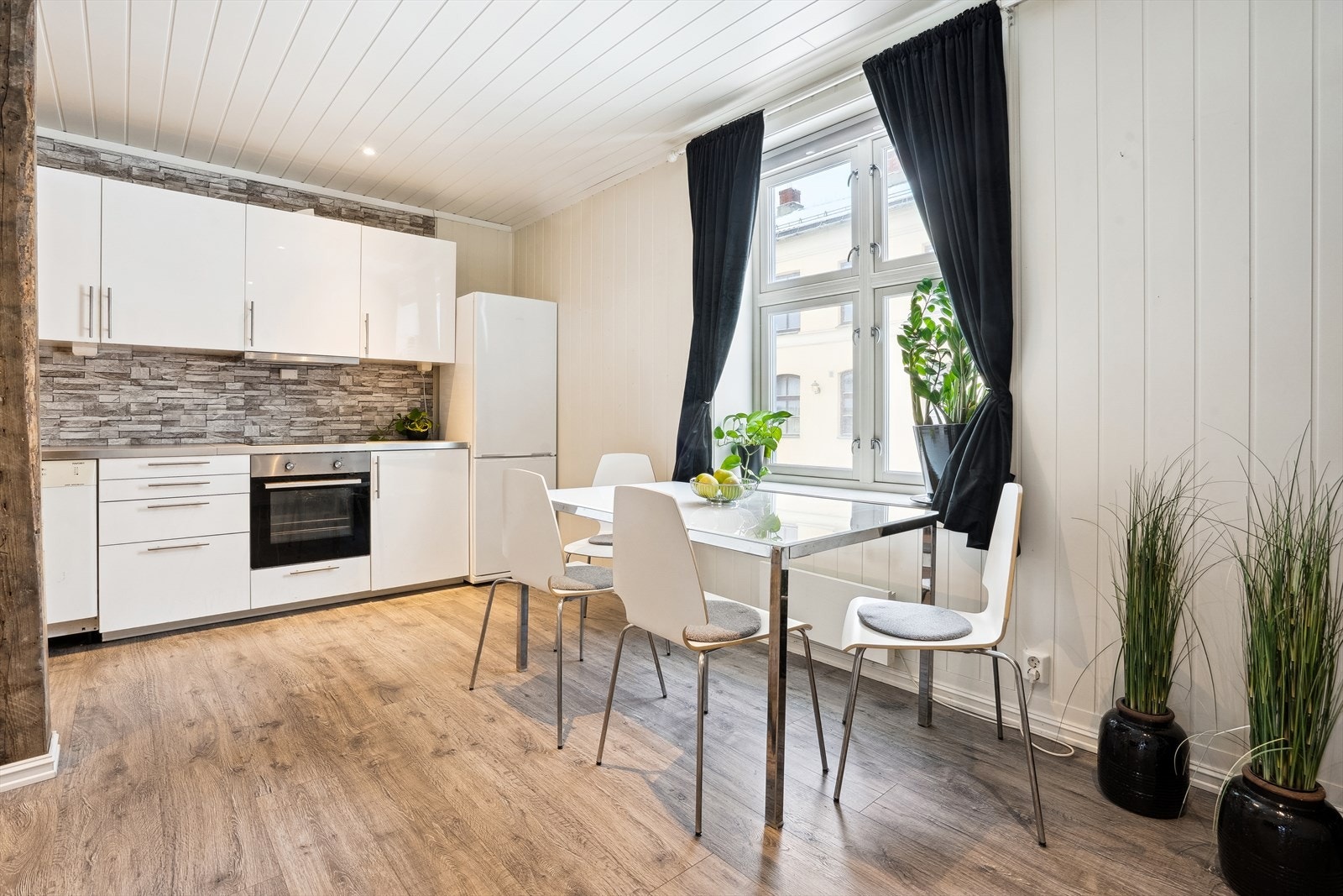 Pen og velholdt 3-roms leilighet i sentrumsnær bygård. Galleribilde