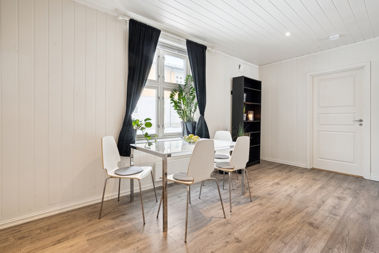 Det er lyse og pene innvendig overflater. Hovedsakelig laminatgulv og mdf plater på vegger og i tak. Galleribilde