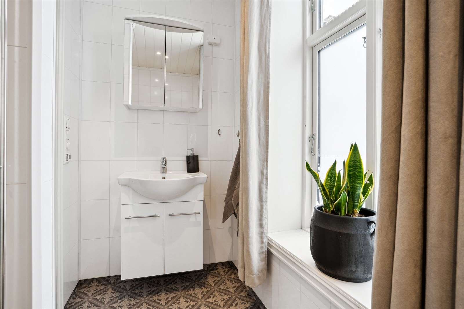 Pent bad fra 2014 med vinylbelegg m/varme i gulv, og nyere våtromsplater på vegger. Galleribilde