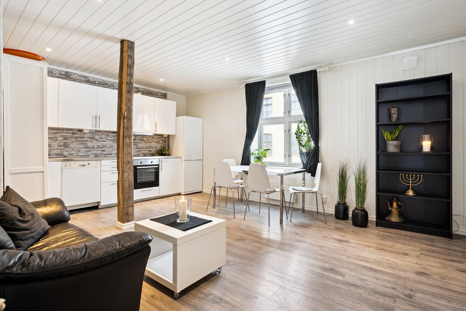 Det er integrert platetopp og stekeovn, og frittstående oppvaskmaskin og kjøleskap. Galleribilde