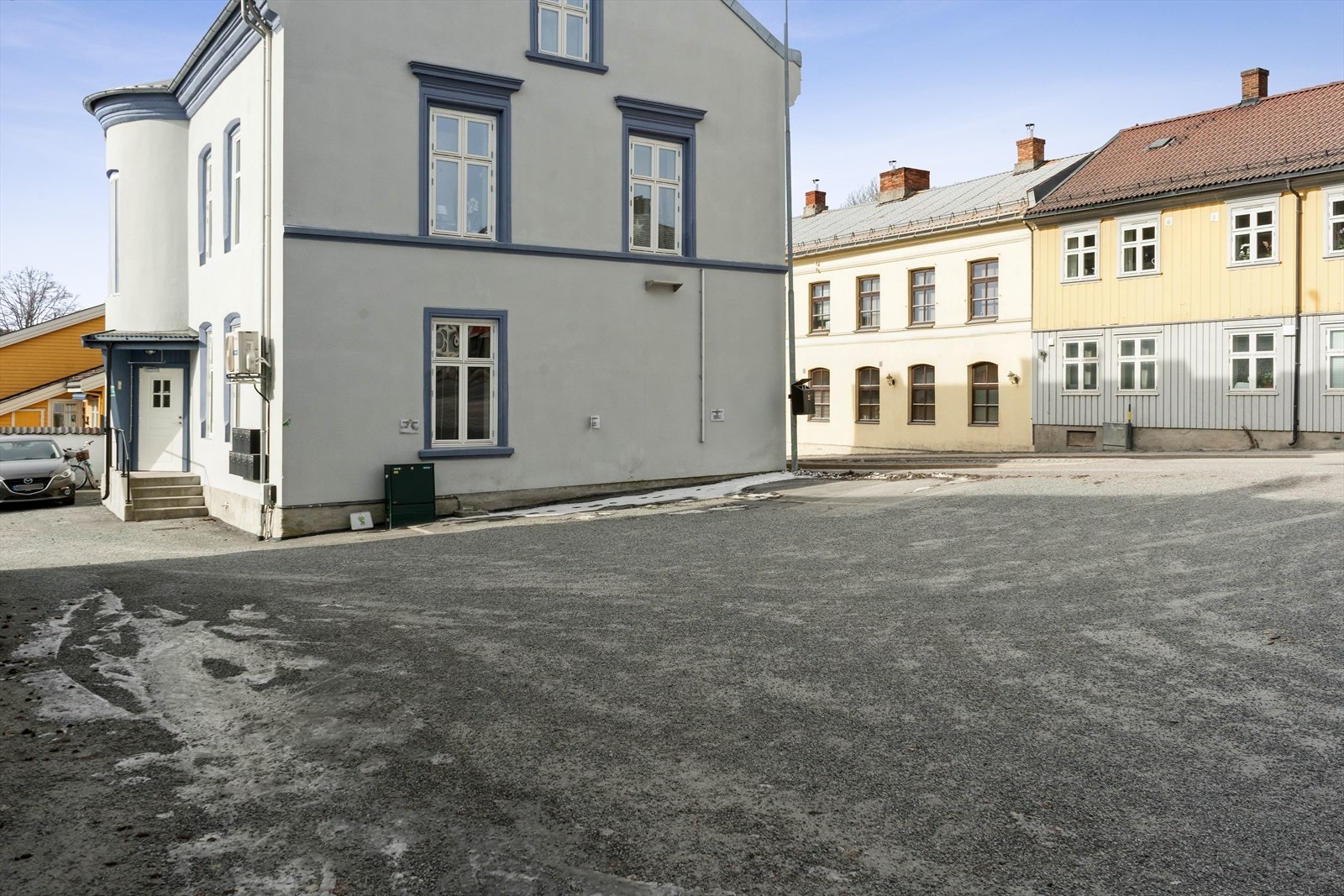 Det er oppmerket parkeringsplass utenfor leiligheten. Galleribilde