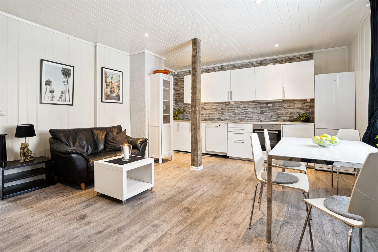 Det er kjøkken/stue i åpen løsning. Galleribilde