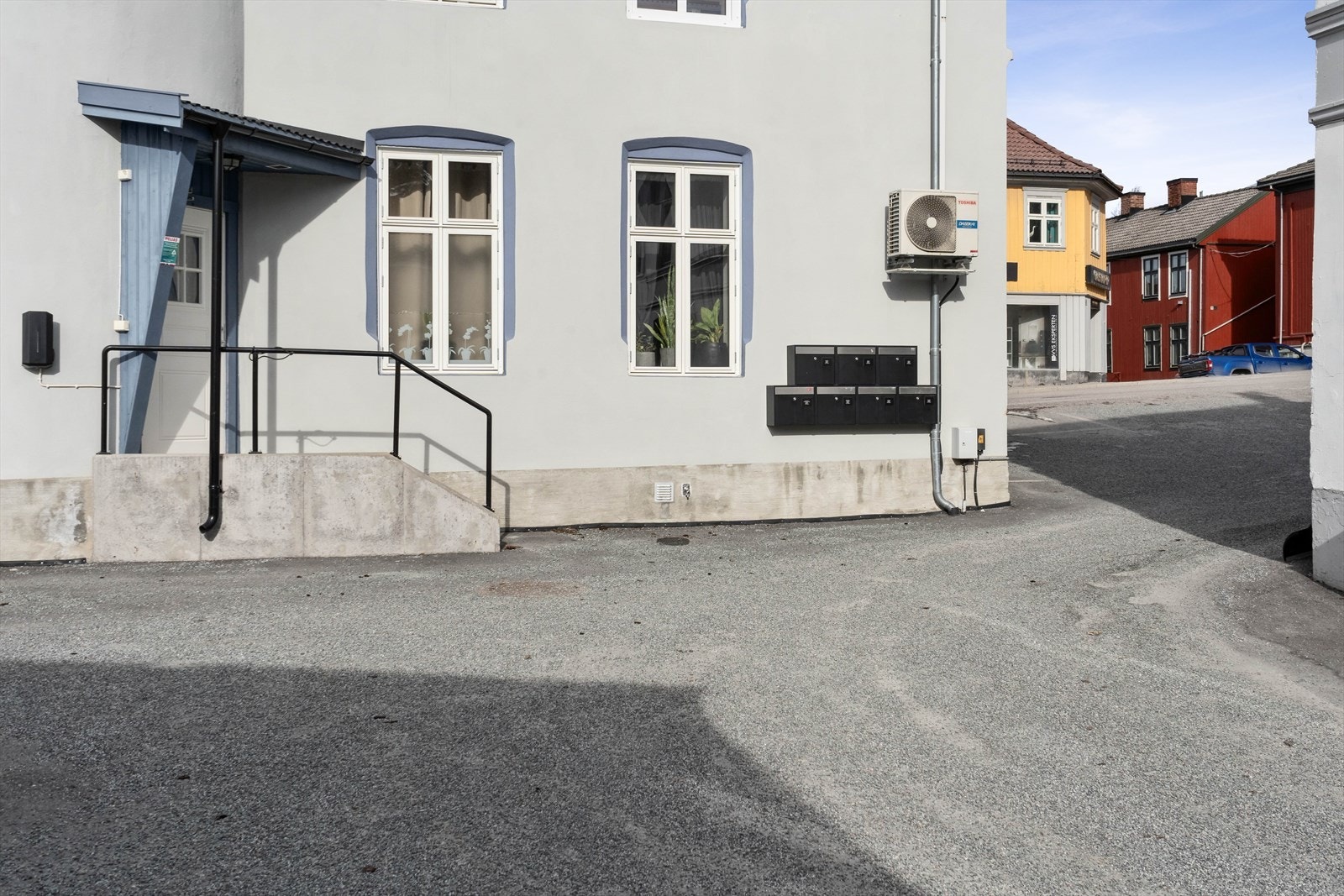 Utvendig fasade ble oppgradert i 2017, med ny murpuss og maling, nye vinduer og delvis ny drenering. Galleribilde