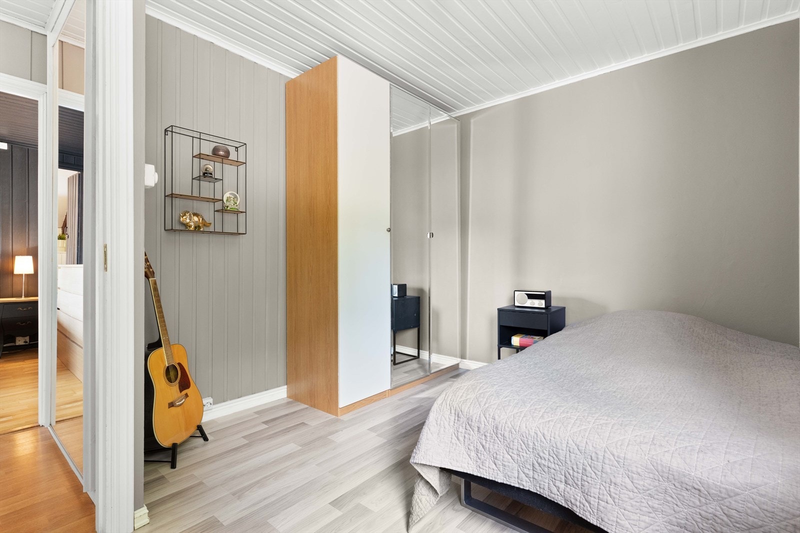 Soverommene er av god størrelse og gir plass til seng, nattbord, leker og garderobeløsninger. Her er det rom for å vokse. Galleribilde