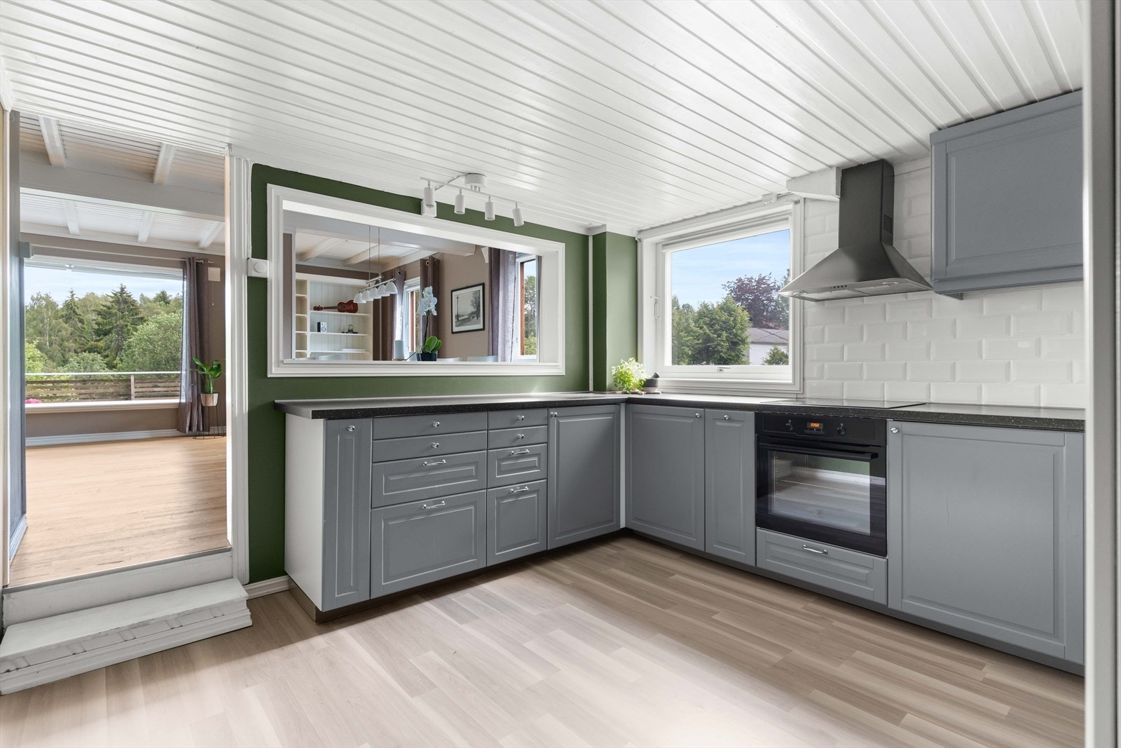 Den bruksvennlige og praktiske U-formen utgjør mye arbeidsplass. Galleribilde