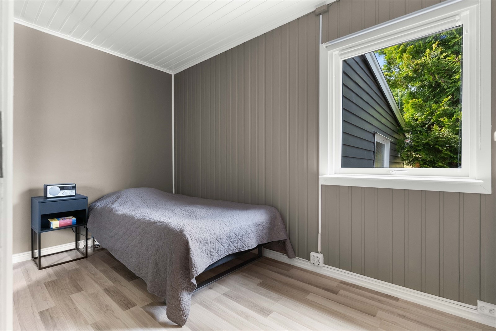 Store vindusflater gir rikelig med naturlig lys. Galleribilde