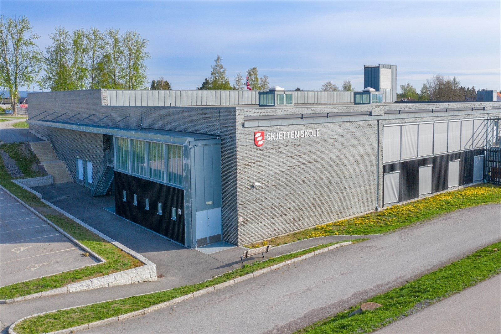 Skjetten skole ligger et steinkast unna boligen. Skjetten skole har 1. - 7. trinn. Galleribilde