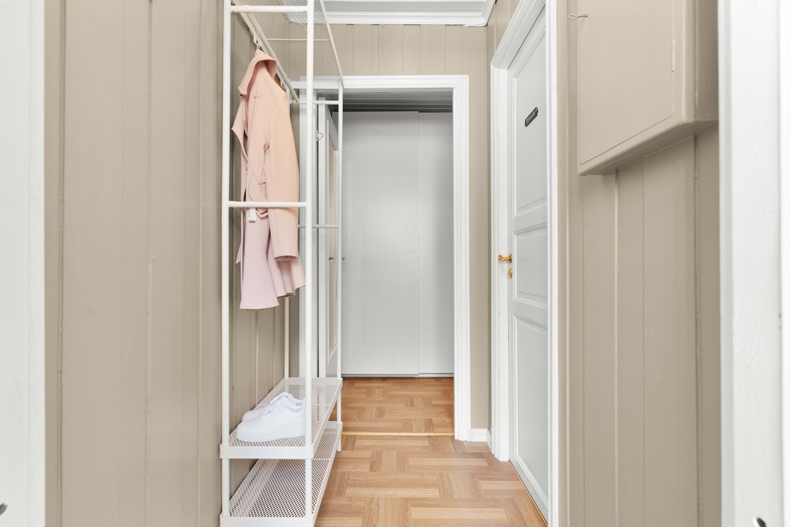 Du ønskes velkommen inn i en lys og luftig entré med god plass til oppbevaring av yttertøy. Galleribilde