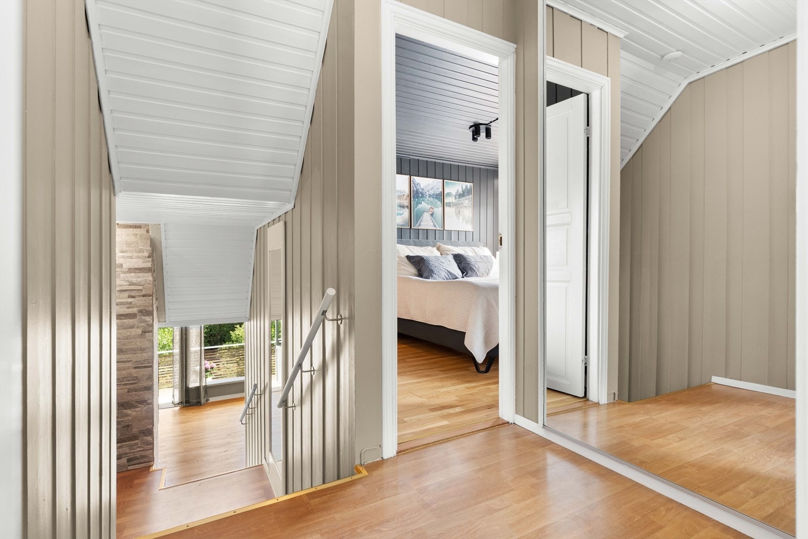 Boligens øvre plan inneholder 3 romslige soverom, bad og bod. Galleribilde