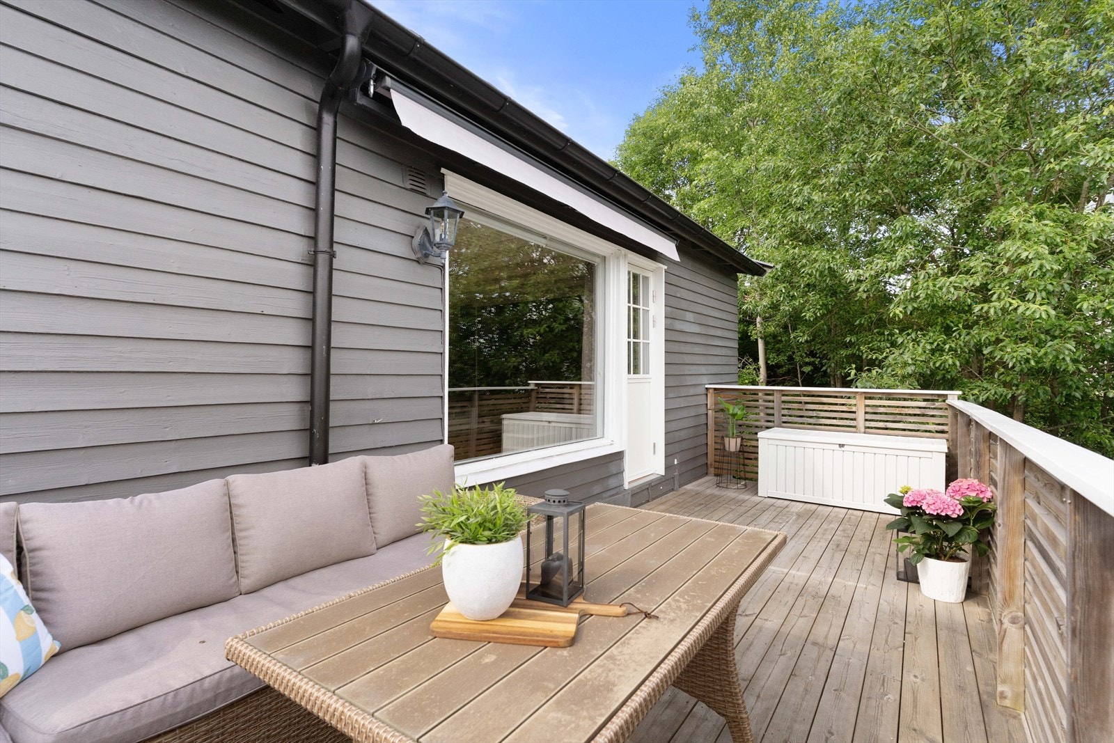 Fra stuen har du adkomst til romslig balkong, med plass til utemøblement i flere soner. Galleribilde