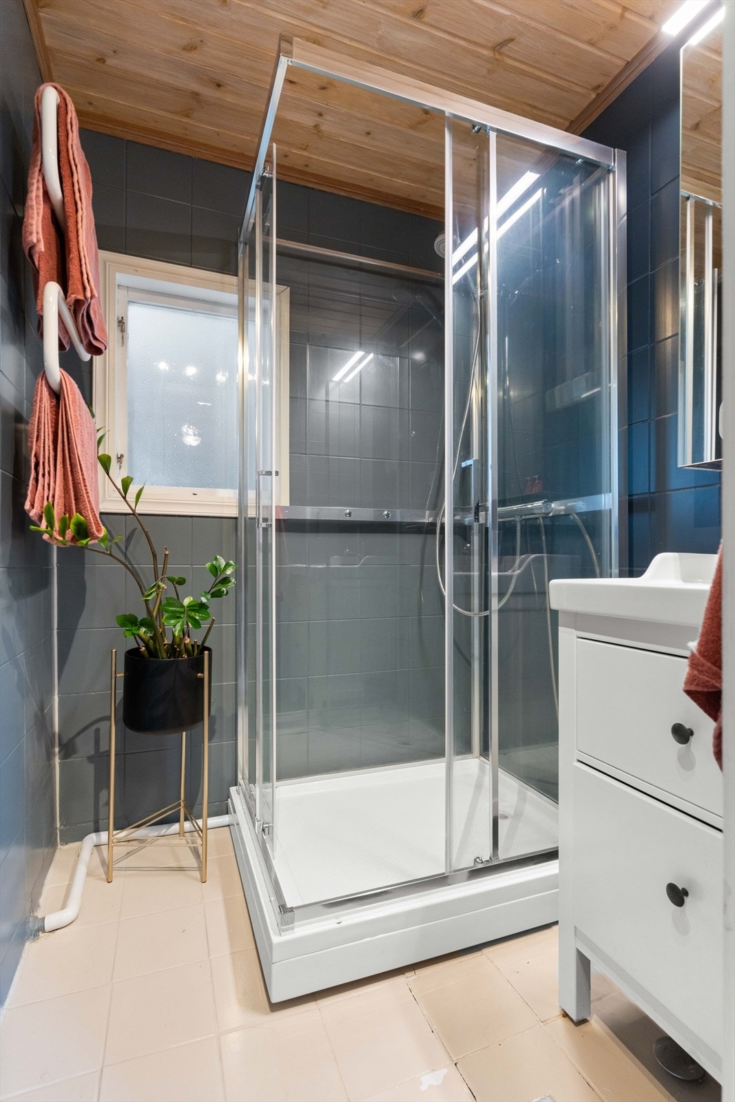 Delikat baderom med tidløse fliser på vegger og gulv. Galleribilde