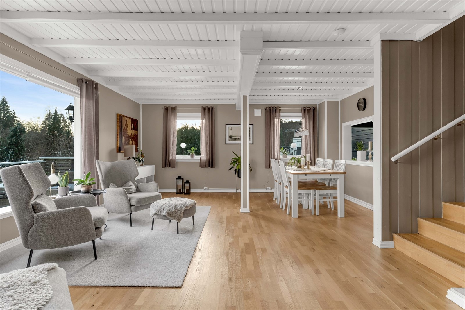 Stuen har god plass til et stort og nydelig spisebord. Galleribilde