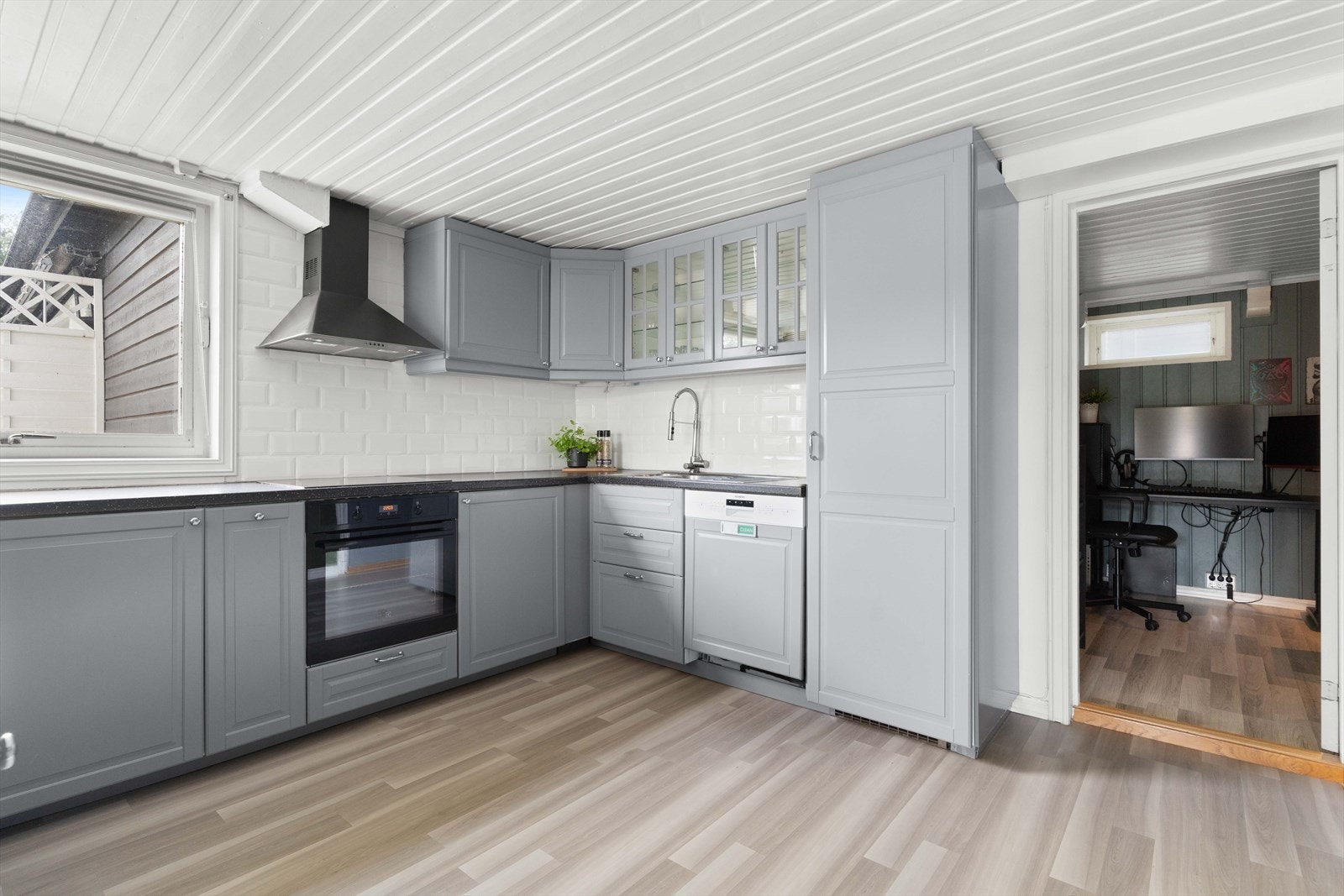 Kjøkkenet er godt utnyttet med mye skap- og benkeplass i tillegg til integrerte hvitevarer. Galleribilde