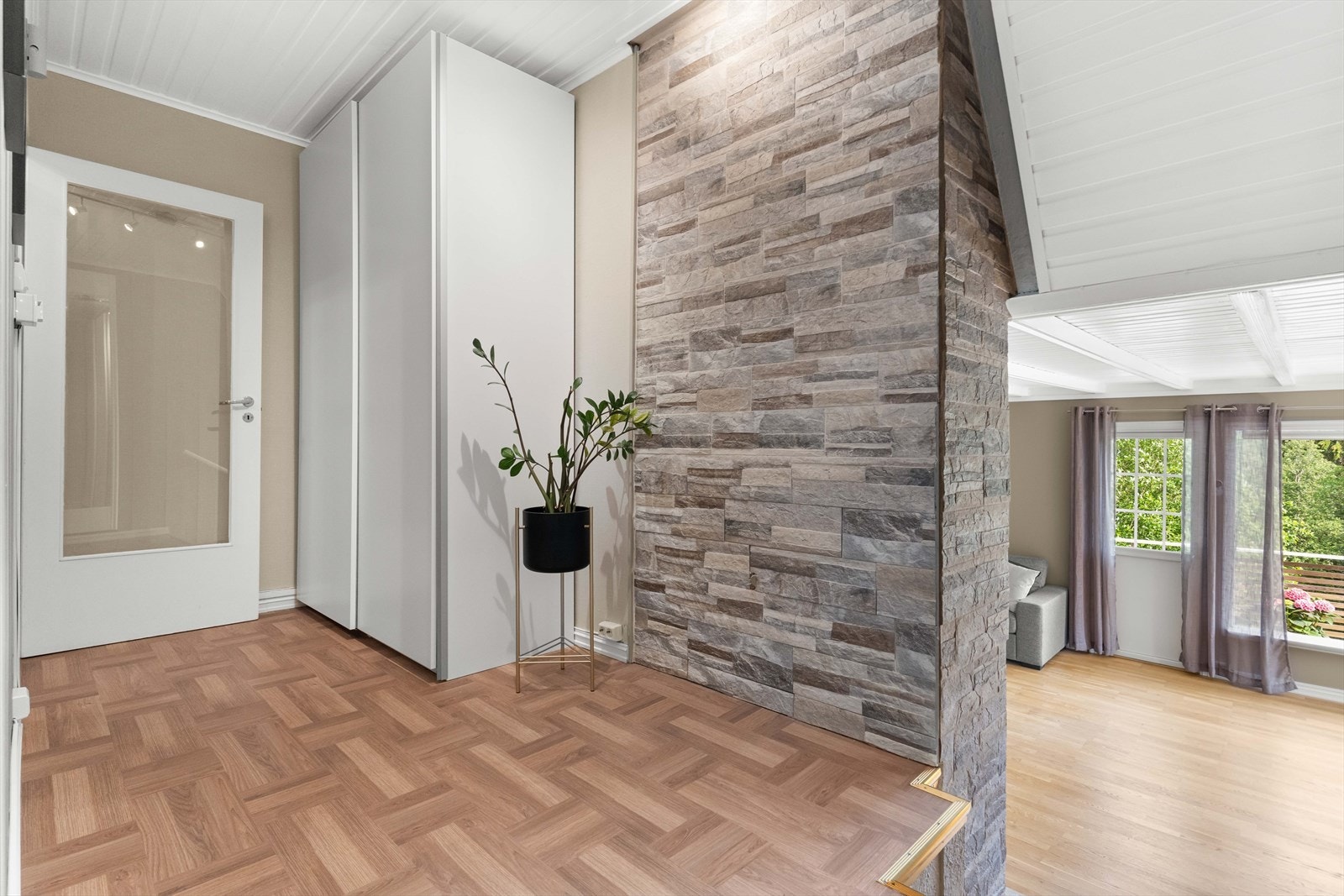 Garderobeskap medfølger Galleribilde