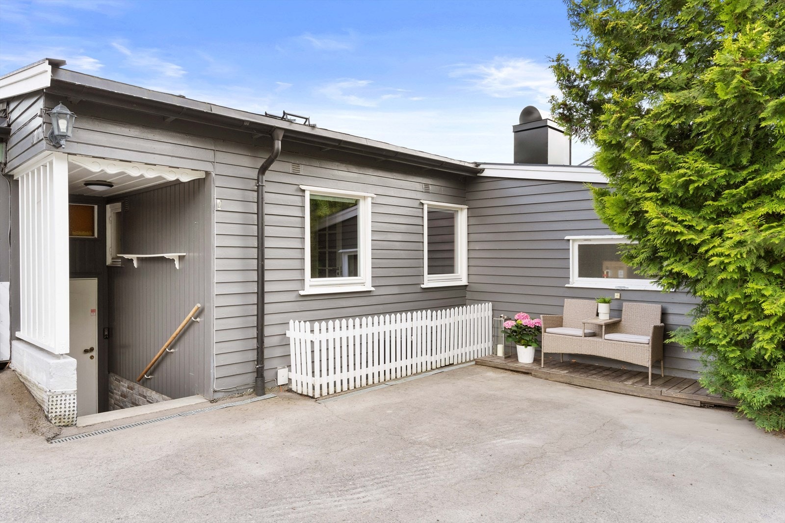 Hyggelig inngangsparti med mulighet for parkering rett utenfor døren. Galleribilde