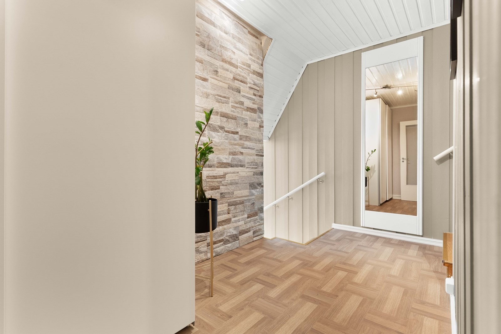 Inngangsplanen har en stor og luftig gang med gode dekoreringsmuligheter. Galleribilde