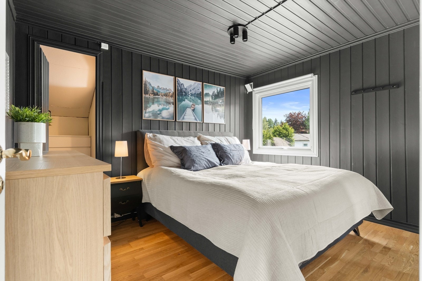 Hovedsoverommet har en svært god størrelse med god plass til både dobbeltseng og garderobeløsninger. Galleribilde