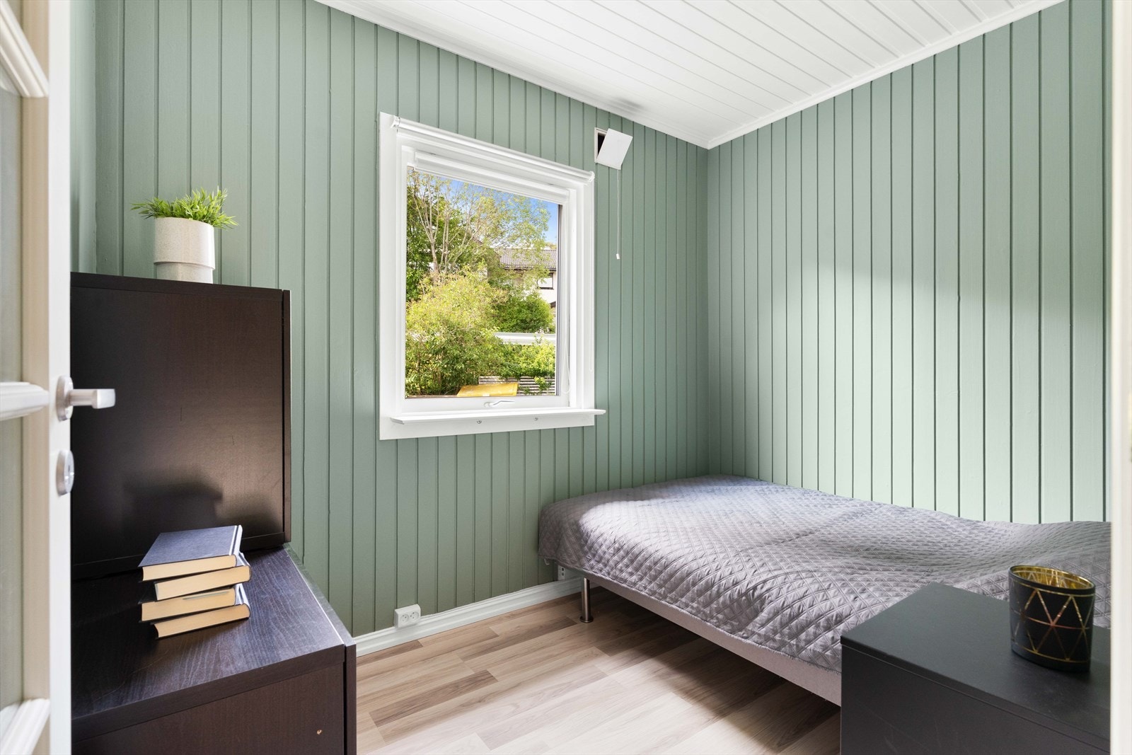 Rommet passer ypperlig som barnerom, gjesterom eller et hjemmekontor. Galleribilde