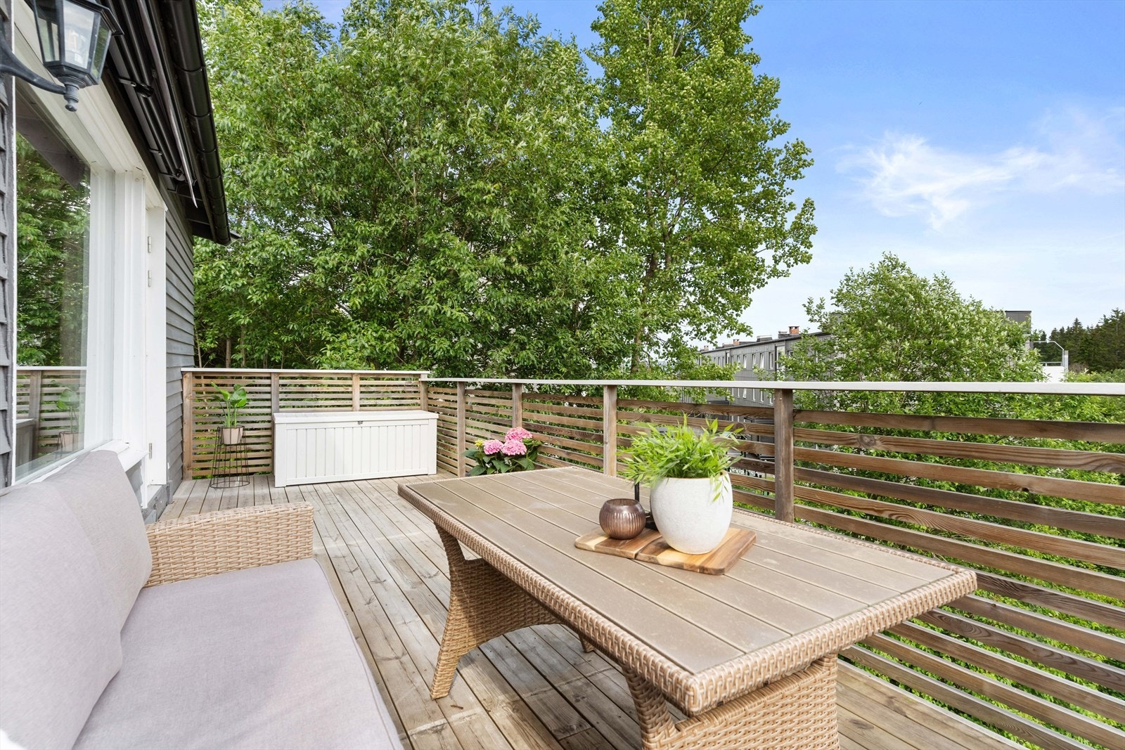 Frodige busker og trær gjør tomten skjermet og usjenert. Galleribilde