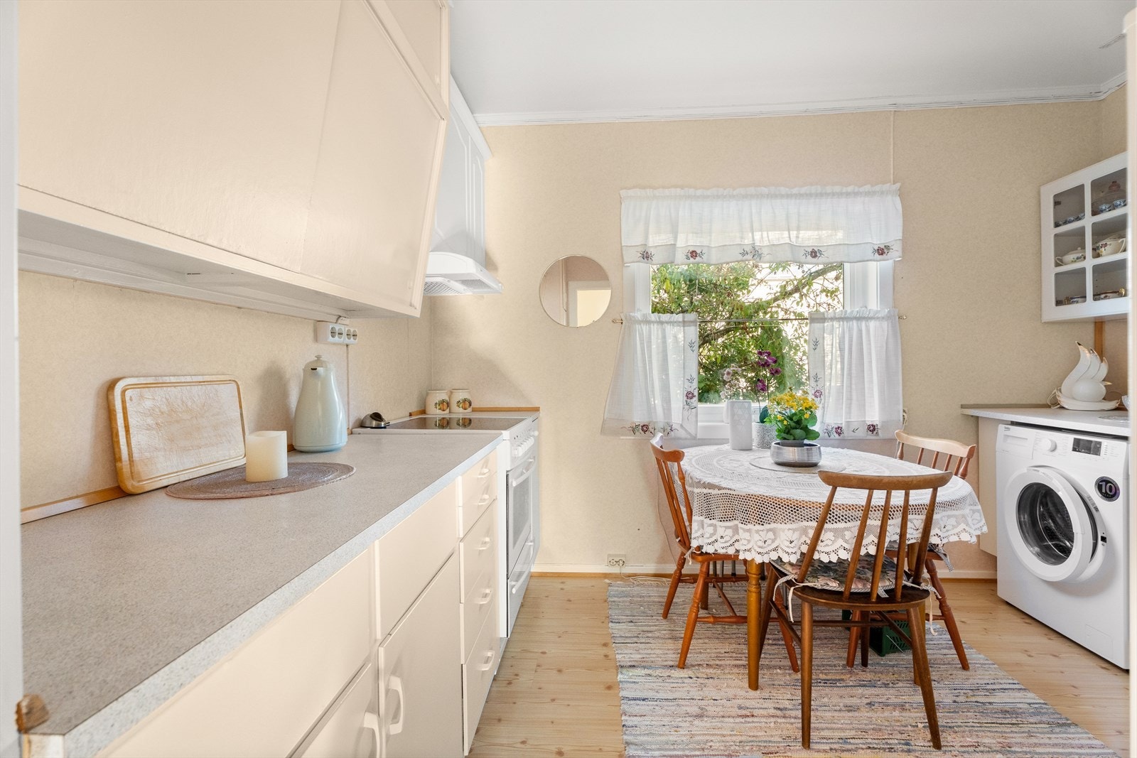 Rommet fremstår med synlig slitasje og preg av alder, og oppussing bør påregnes for å heve standarden til dagens krav Galleribilde