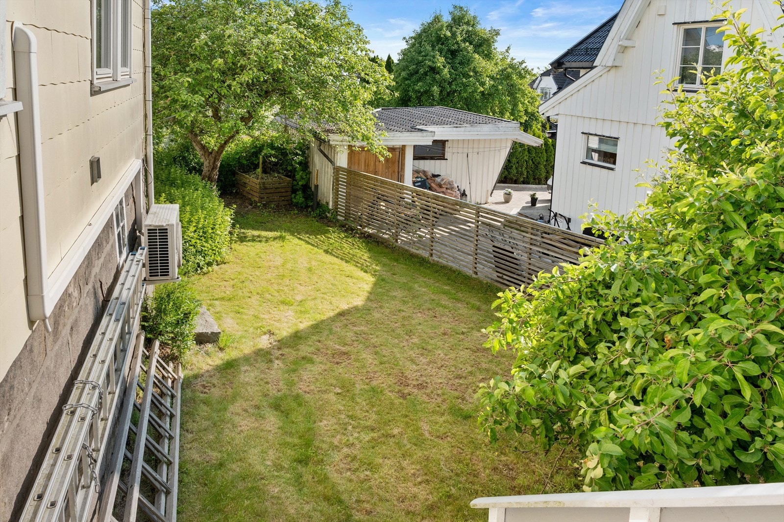 Hagen gir et frodig og trivelig preg, med god plass for både lek, avslapning og hageaktiviteter Galleribilde