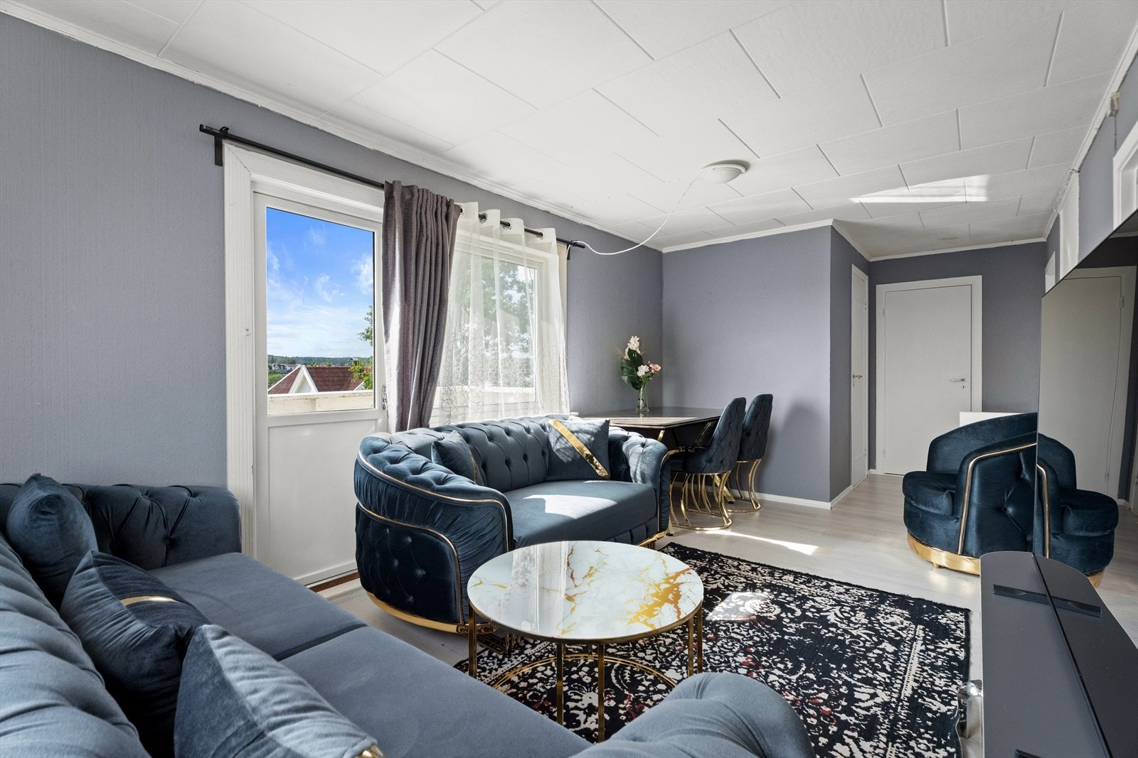 Fra stuen har man også utgang til boligens balkong Galleribilde