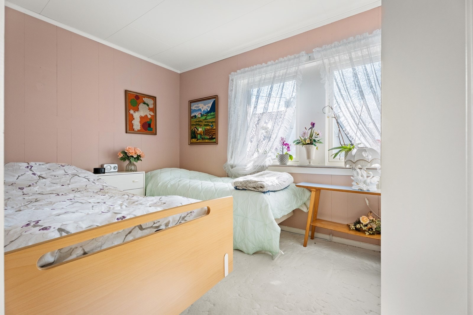 I denne etasjen finner man også et av boligens soverom. Soverommet er av god størrelse med plass til seng og ønsket møblement. Se pkt. ferdigattest Galleribilde