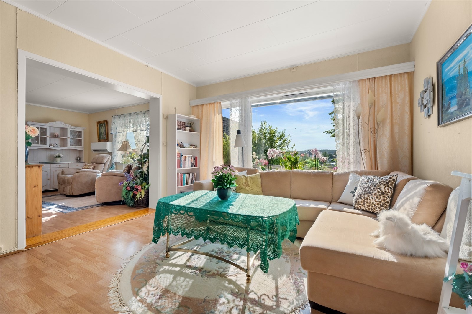 Stuen kan innredes i ulike soner og har store vindusflatene slipper inn rikelig med dagslys Galleribilde