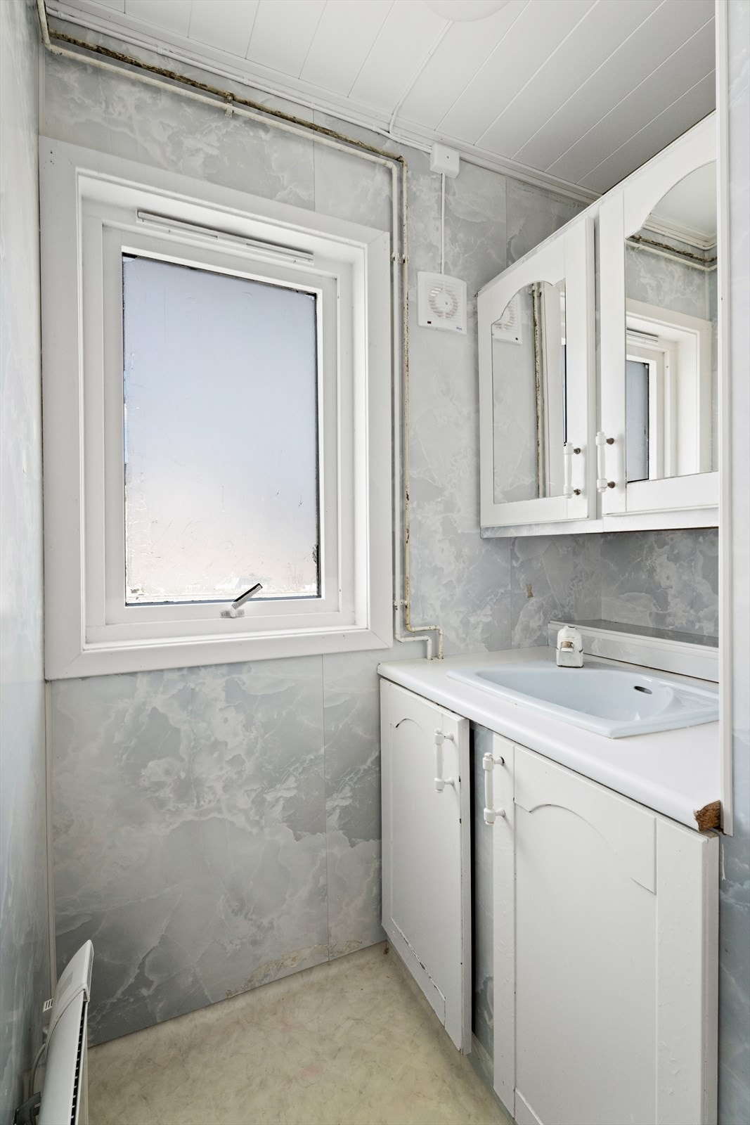 Grunnet alder og tilstand bør det påregnes full renovering for å tilfredsstille dagens krav Galleribilde