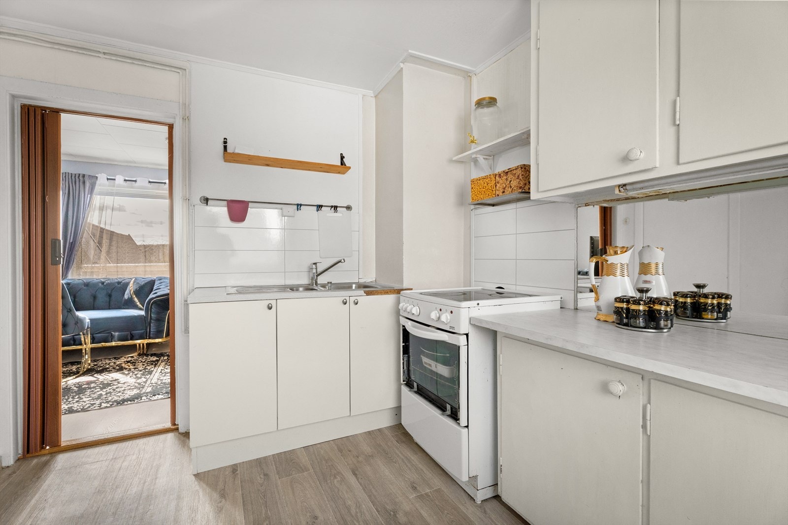 Kjøkkenet fremstår med tydelig bruksslitasje og har behov for oppgradering eller utskifting Galleribilde