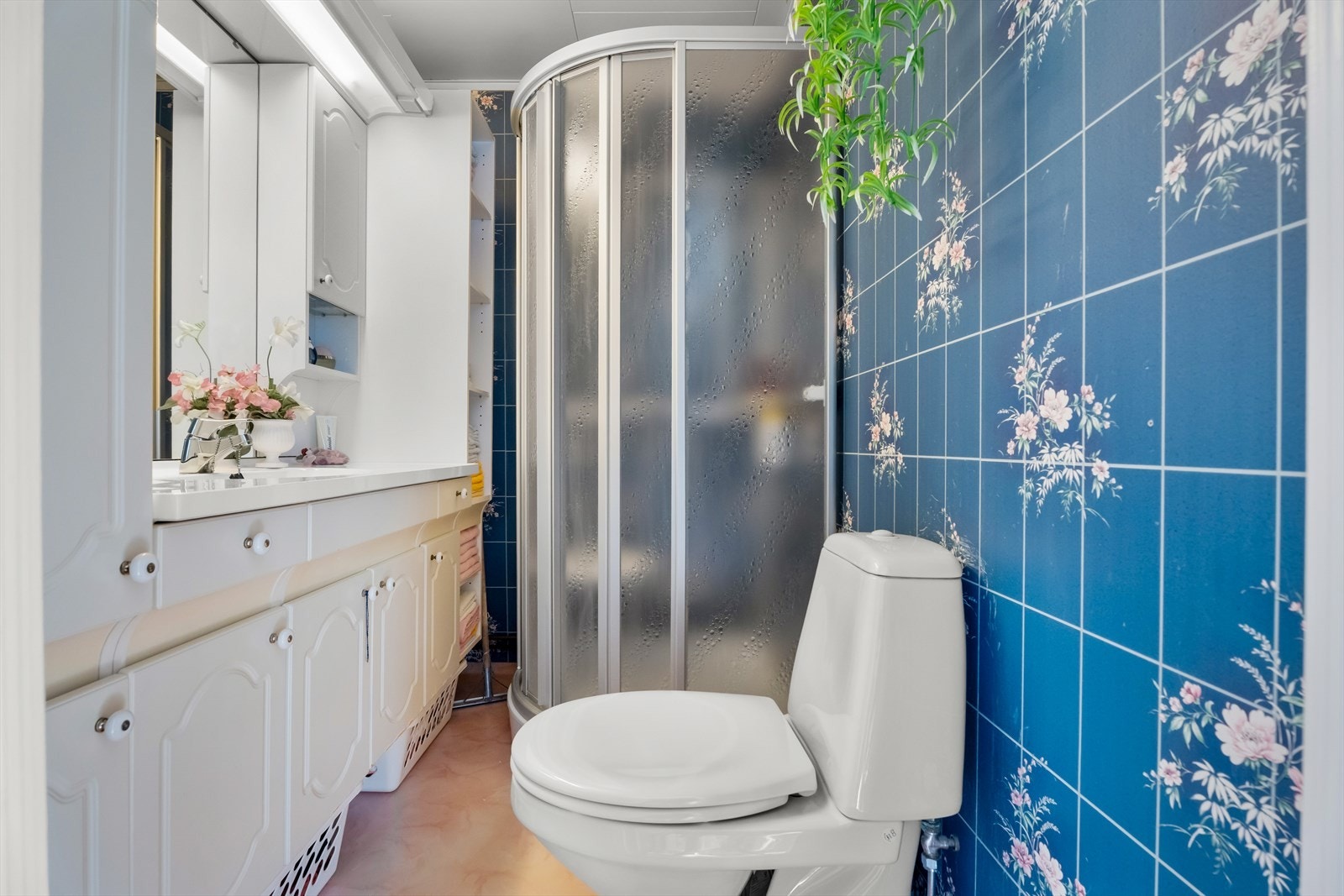 Badet i 1. etasje ble ifølge eier oppført i 1991 og har eldre standard med takessplater i himling, tapet på vegger og belegg på gulv. Se pkt. ferdigattest Galleribilde