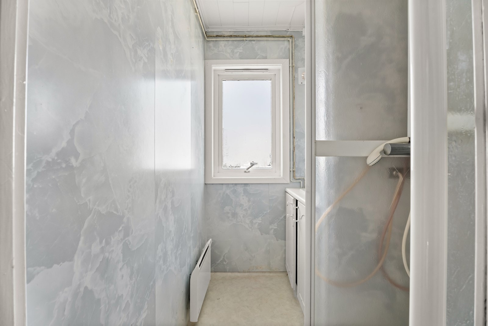 Badet ble ifølge eier oppført i 1986 og har eldre standard med panel i himling, respatex-plater på vegger og belegg på gulv Galleribilde