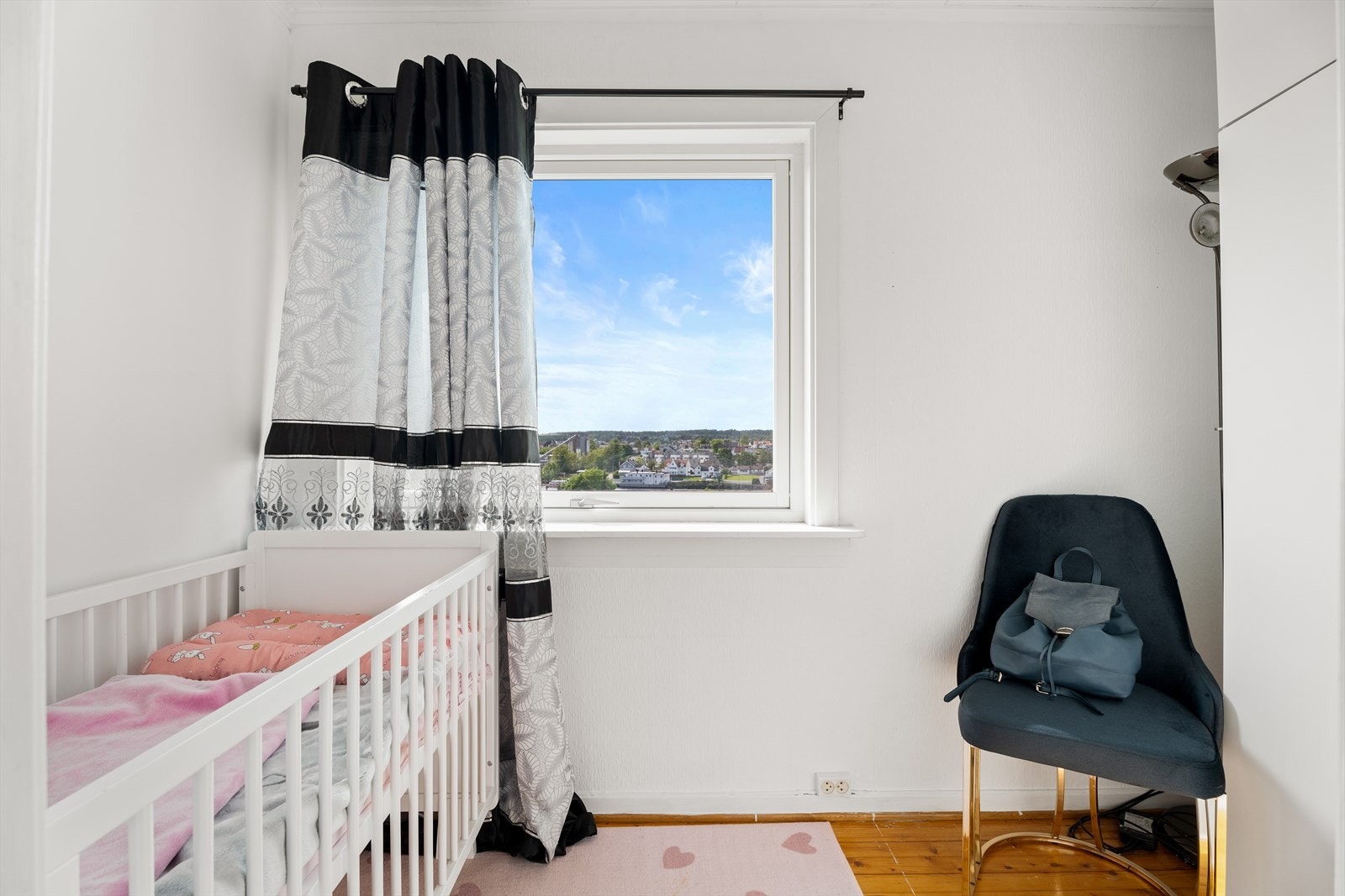 I stuen er det etablert er rom som i dag benyttes som soverom. Rommet har ikke stort nok areal for varig opphold. Se pkt. ferdigattest. Galleribilde