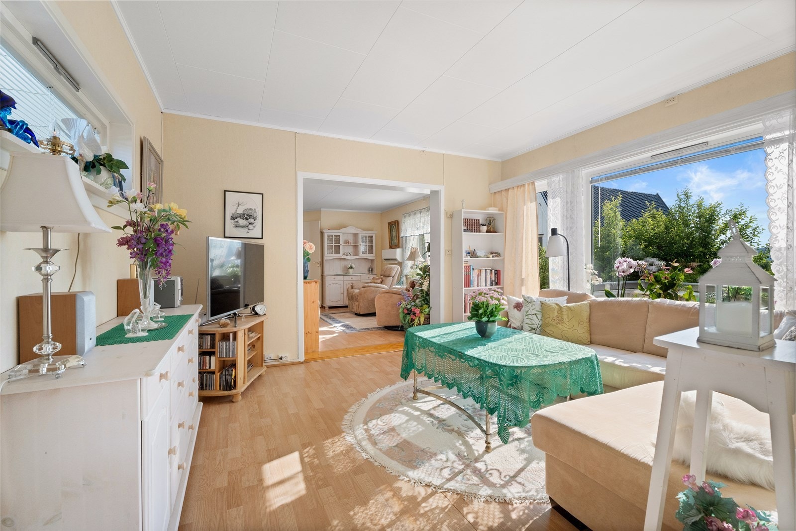 I boligens 1. etasje er det en romslig stue med flere møbleringsmuligheter Galleribilde