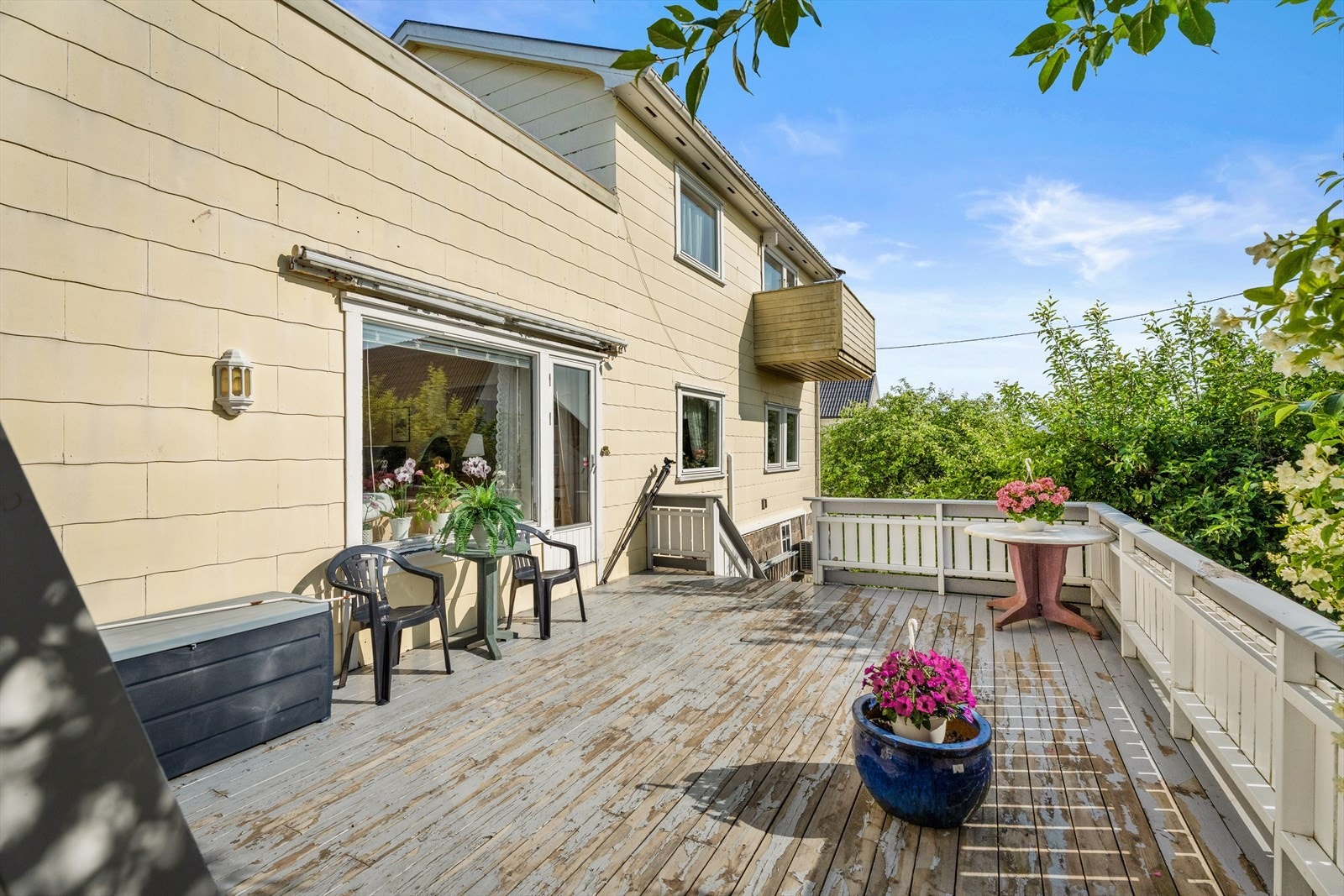 Fra stuen er det utgang til boligens uteområde, noe som gjør det enkelt å forlenge oppholdsrommet utendørs på fine dager Galleribilde