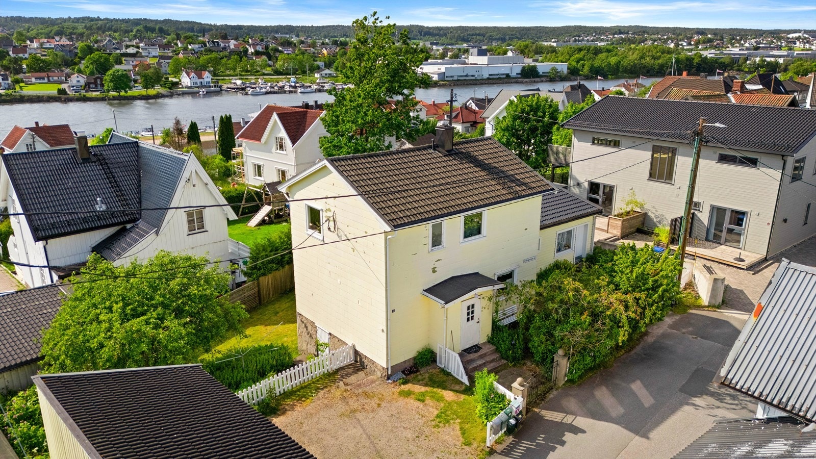 Eiendommen ligger på en romslig eiendom og er opparbeidet med gressplen, prydbusker, epletrær og variert beplantning Galleribilde