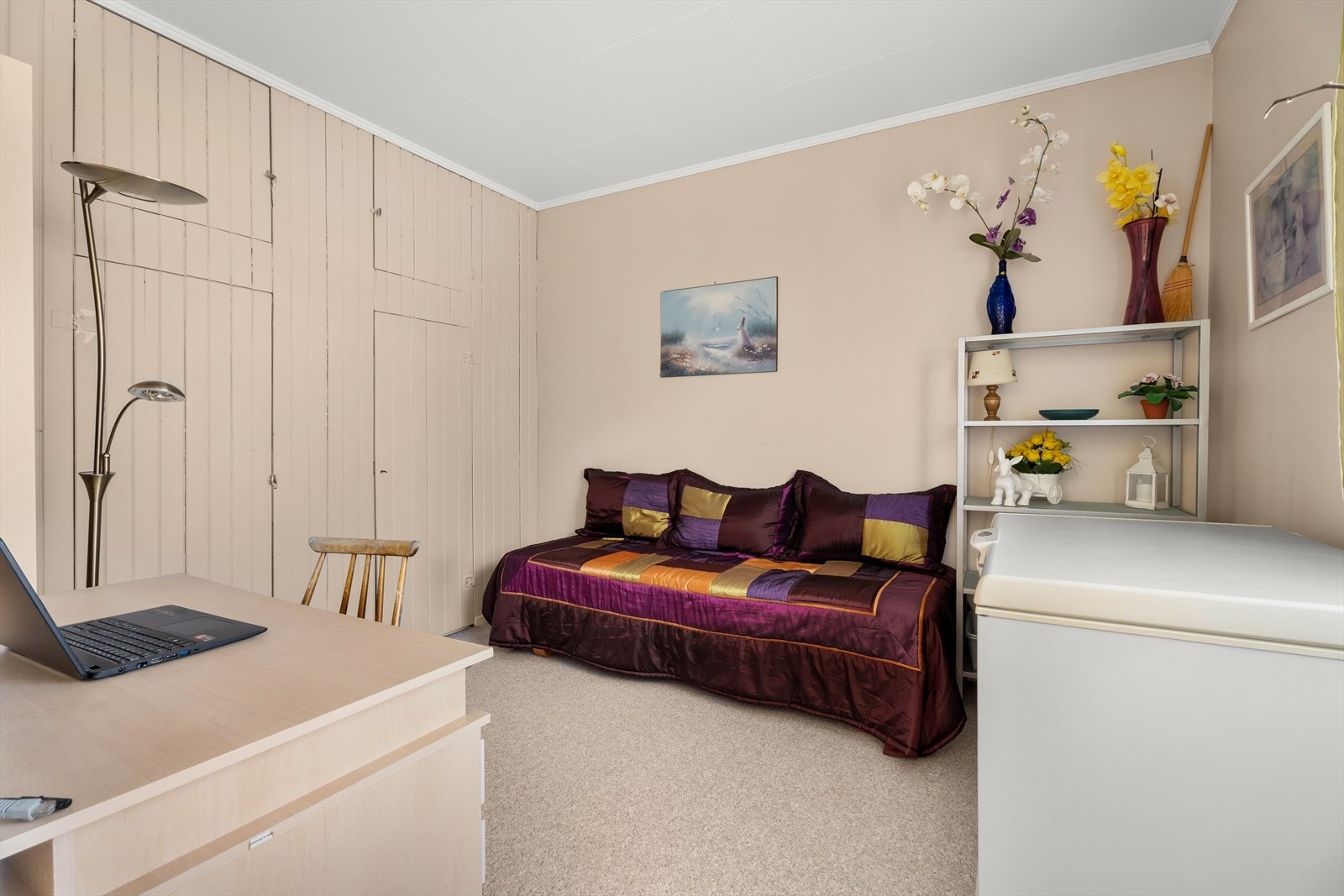 Videre i boligen finner du et praktisk kontor som i dag er møblert med både skrivebord og sofa. Se pkt. ferdigattest Galleribilde