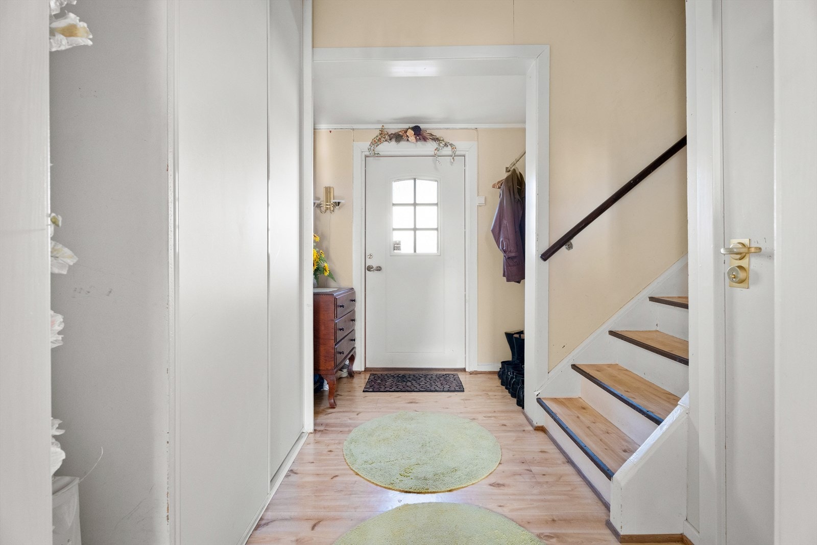 En lys entré er det første som møter deg i boligens 1. etasje. Her er det god plass til å henge yttertøy og ta imot gjester Galleribilde