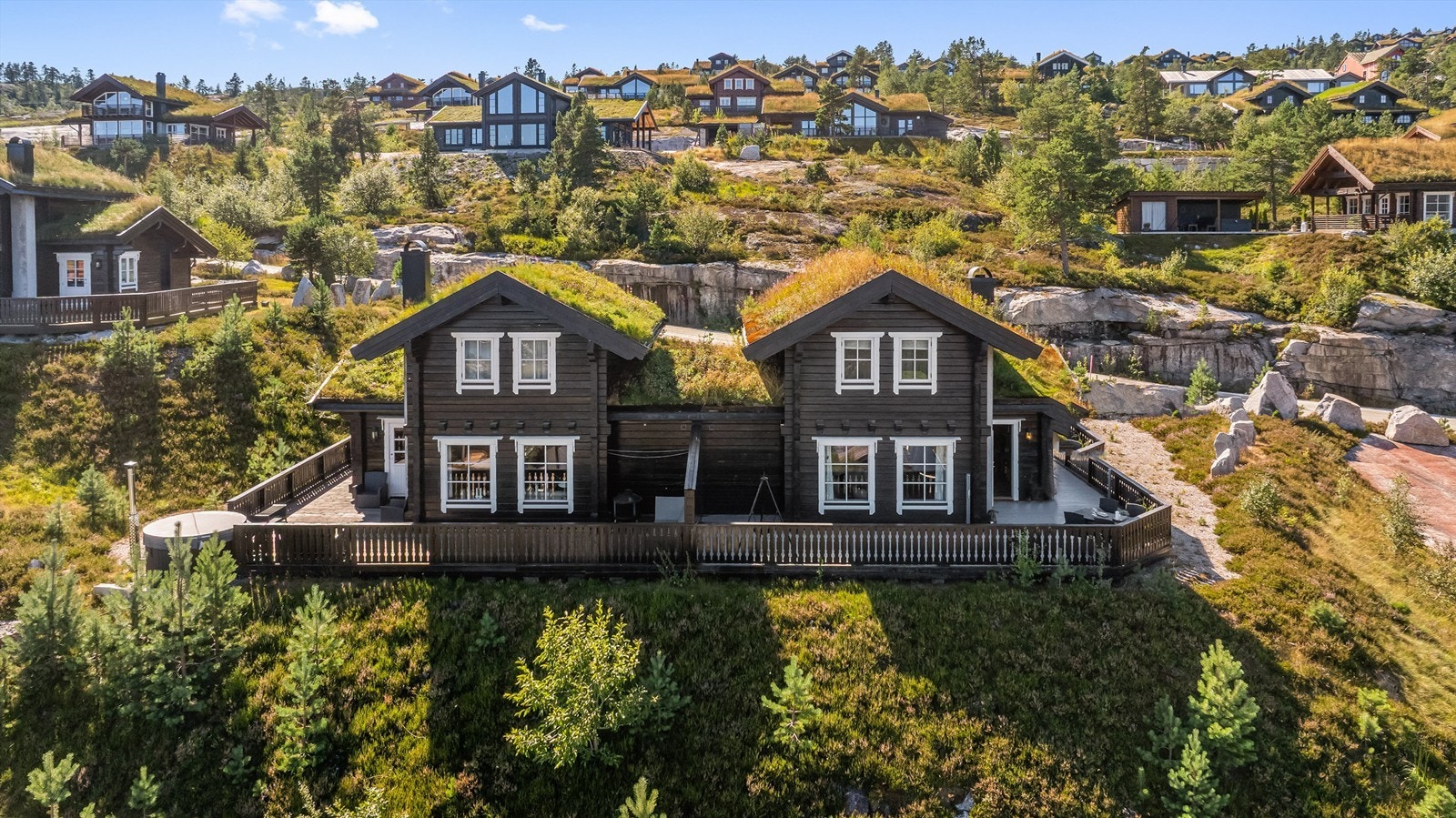 Hytten ligger sentralt og fint til i område med kort vei til alpinanlegget og nydelige turområder Galleribilde