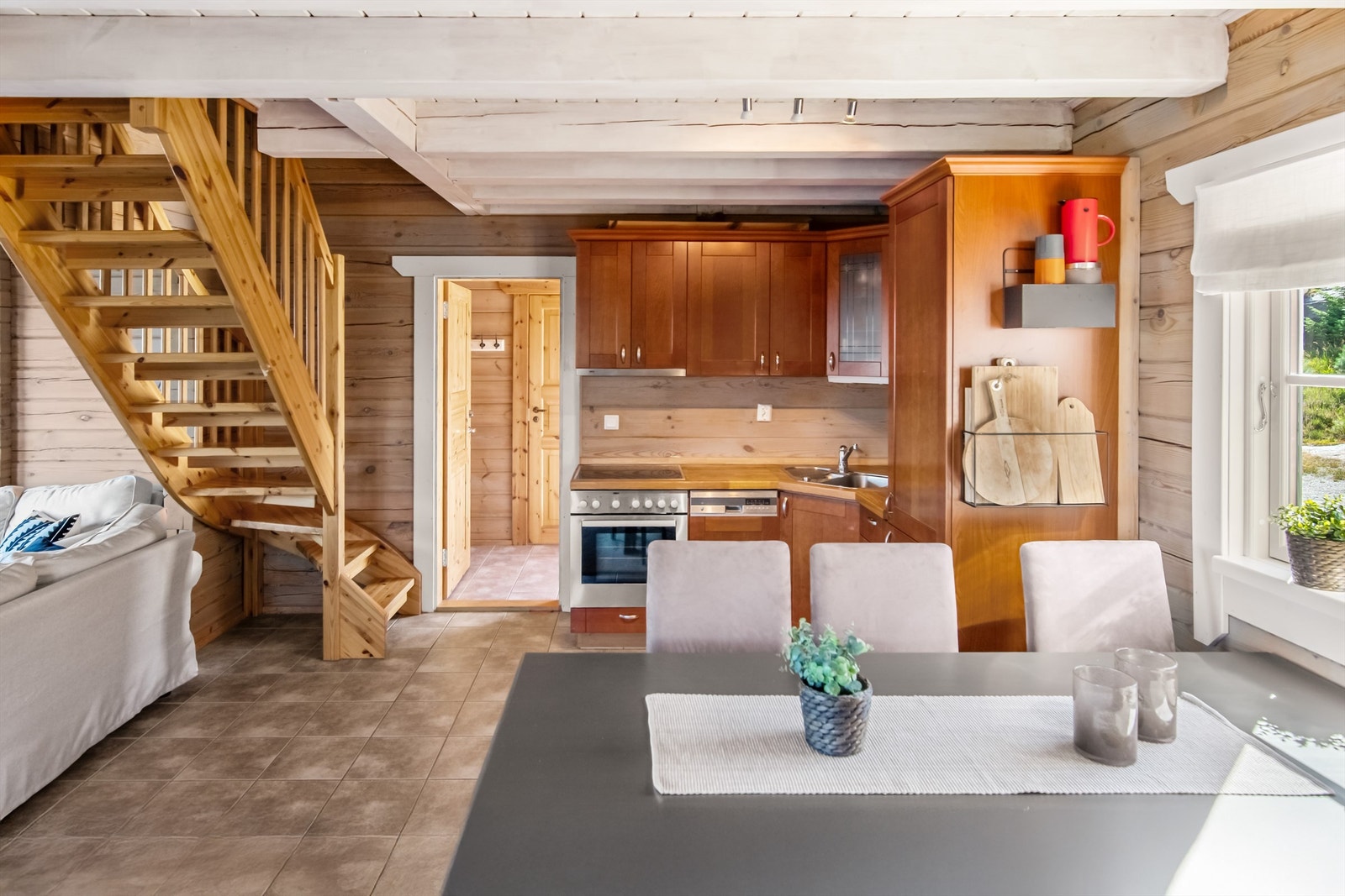 Praktisk og fint arbeidskjøkken med integrerte hvitevarer Galleribilde