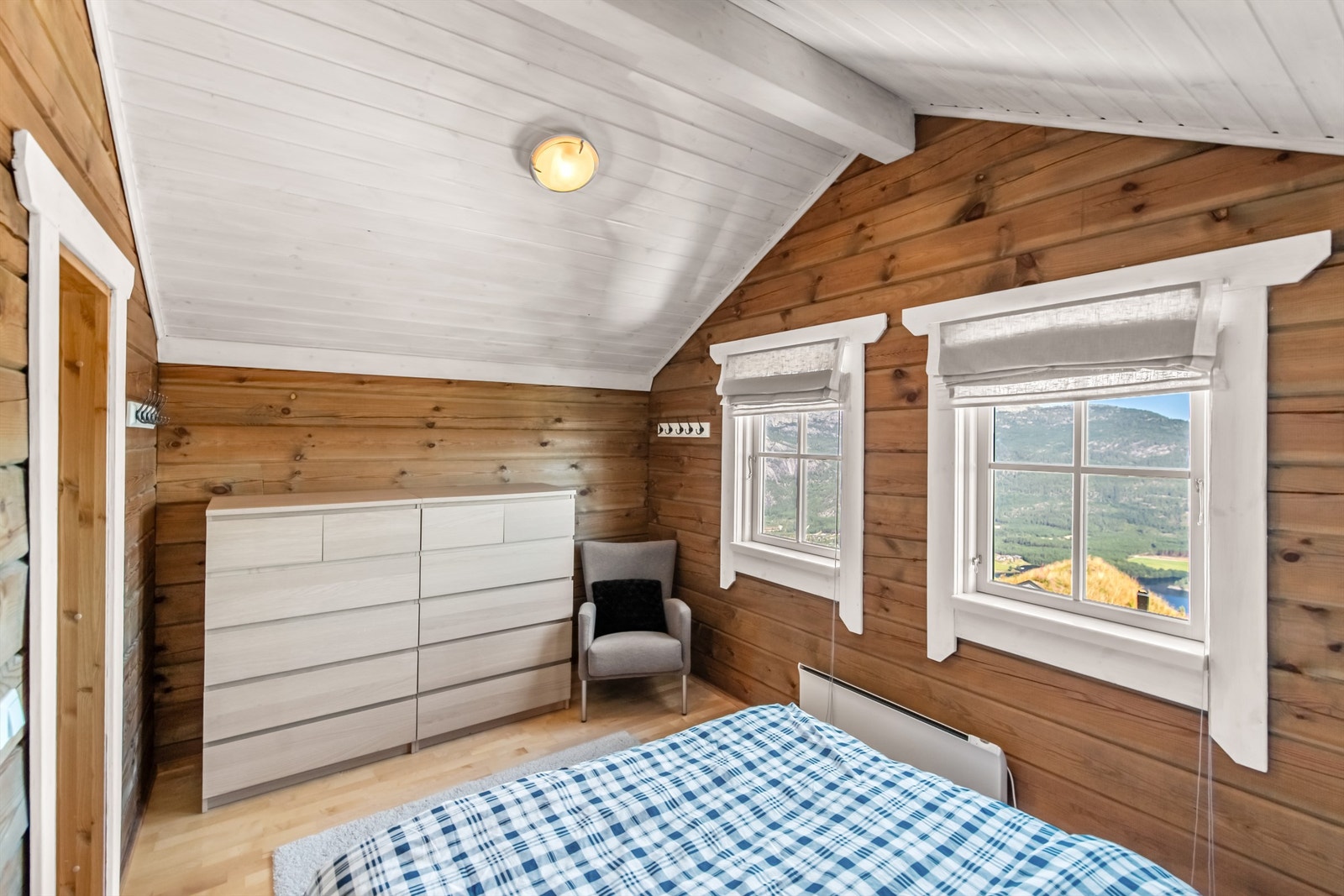 God plass i skuffeseksjoner til klærne Galleribilde