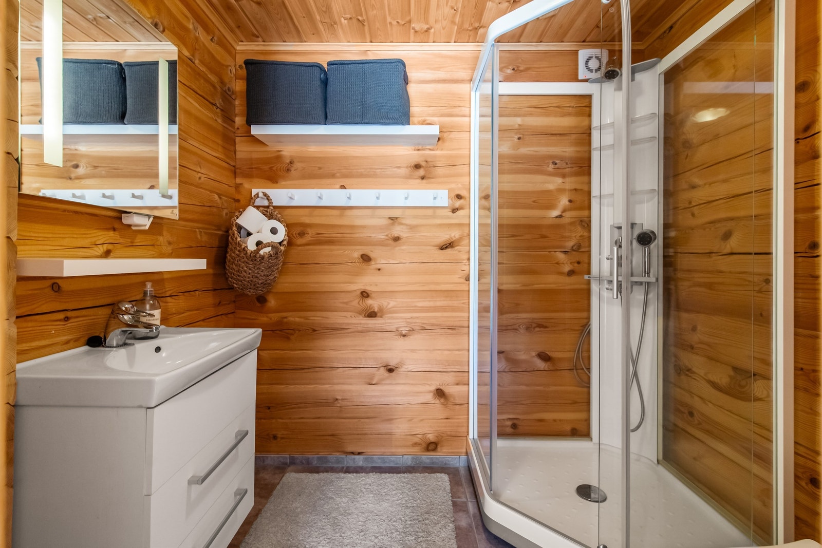 Praktisk bad med dusjkabinett, servant med skuffeseksjon og wc Galleribilde