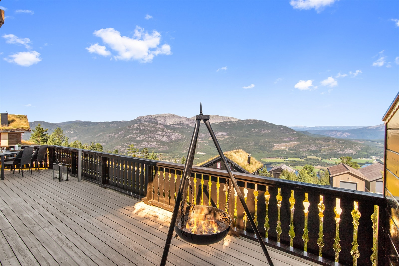 Stor og deilig veranda med fascinerende utsikt Galleribilde