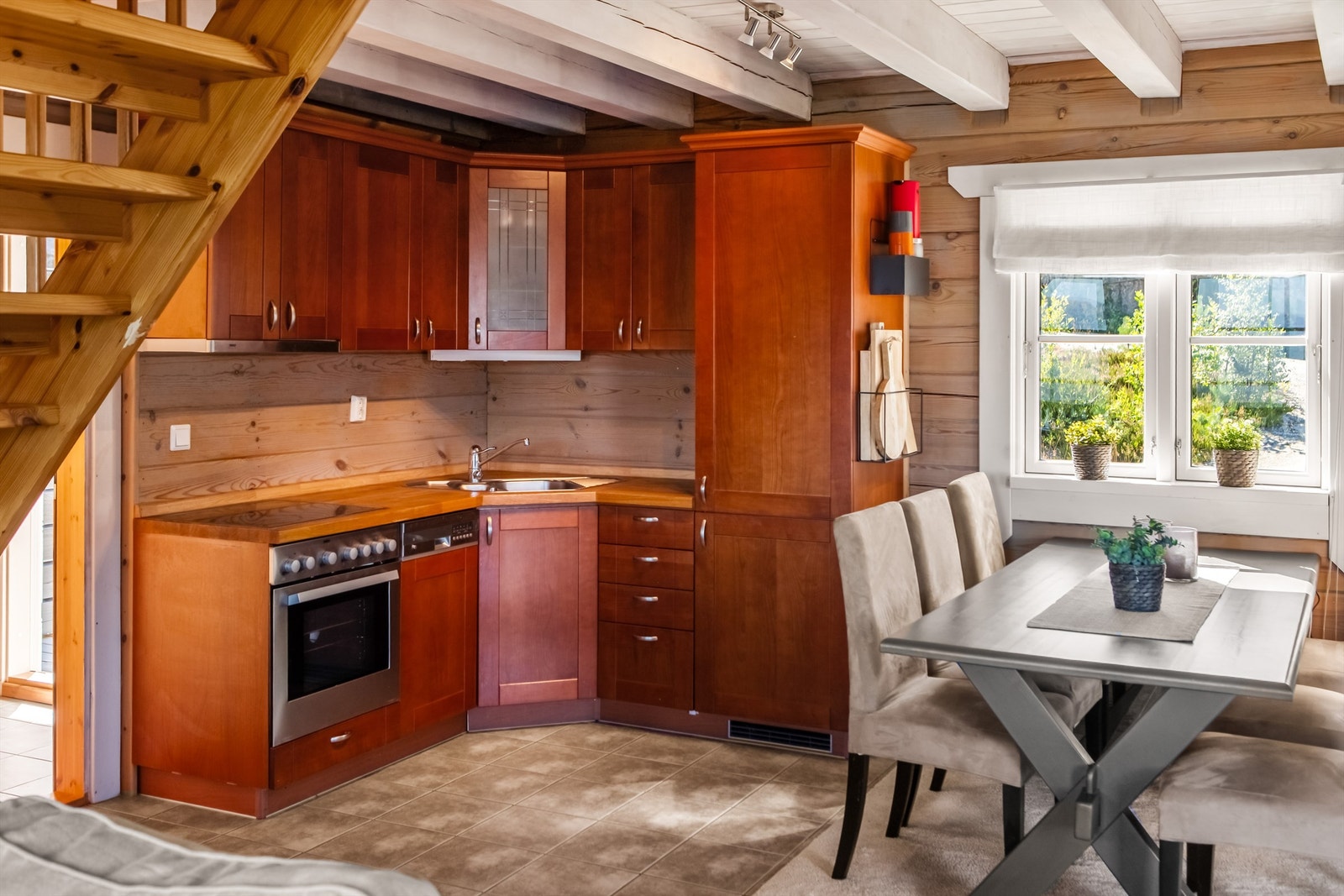 Kjøkkenet har godt med skap. Praktisk og effektivt i åpen løsning Galleribilde