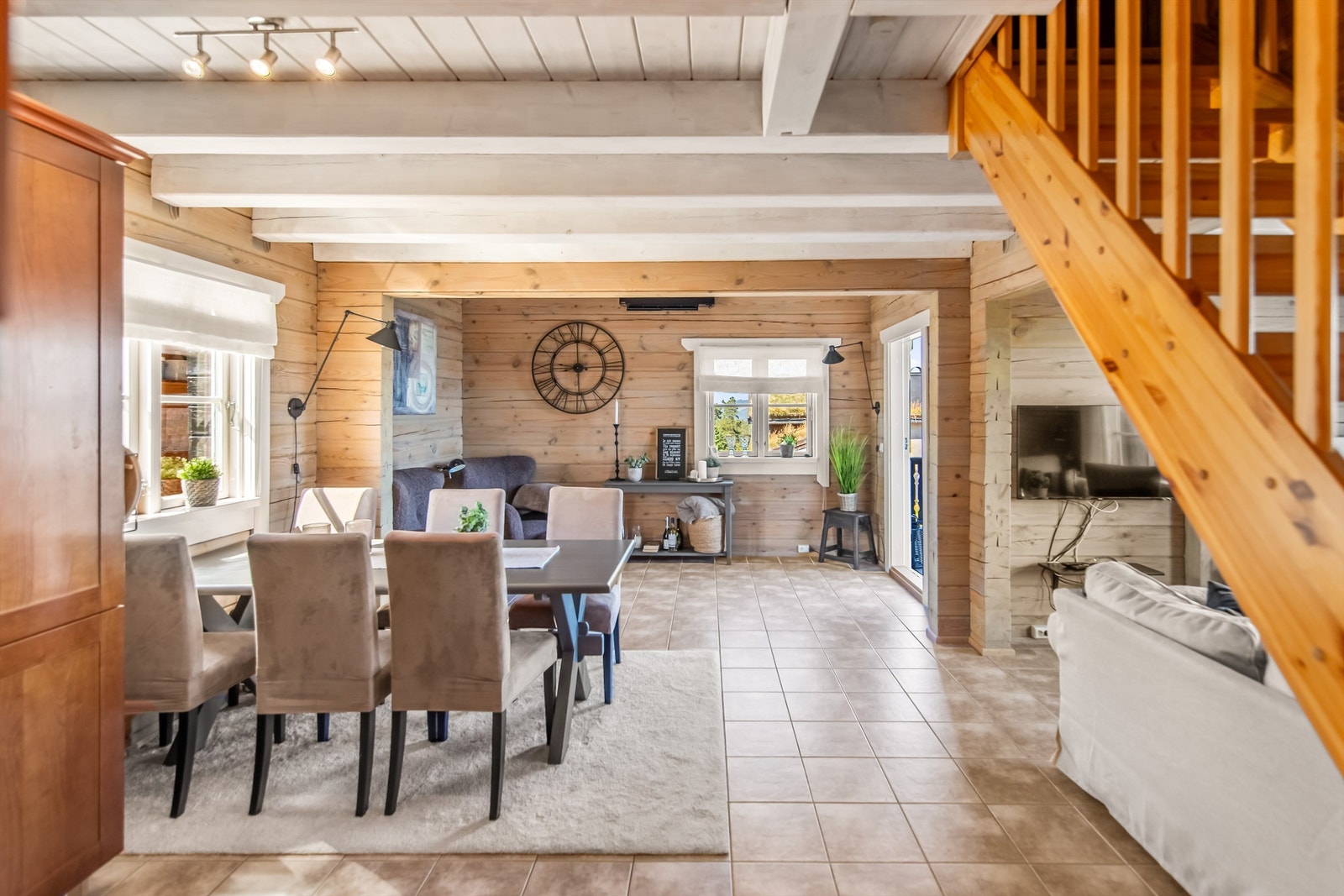 Stuen er lys med mange vindusflater Galleribilde