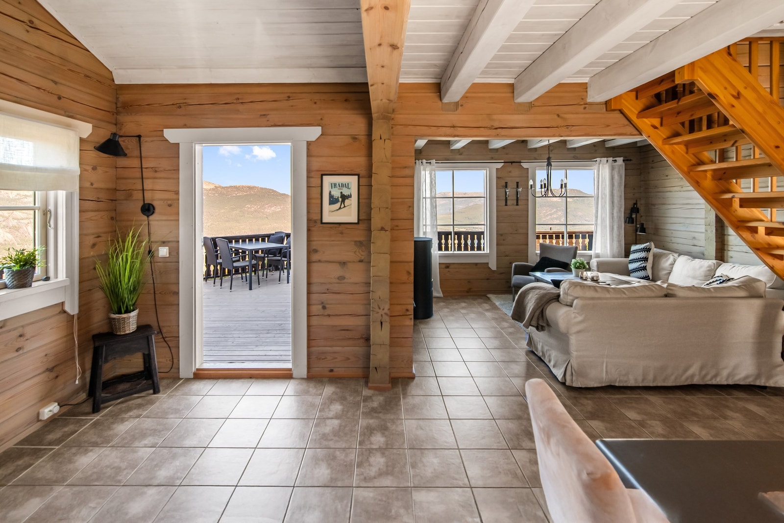 Utgang til stor og solrik terrasse med nydelig utsikt Galleribilde