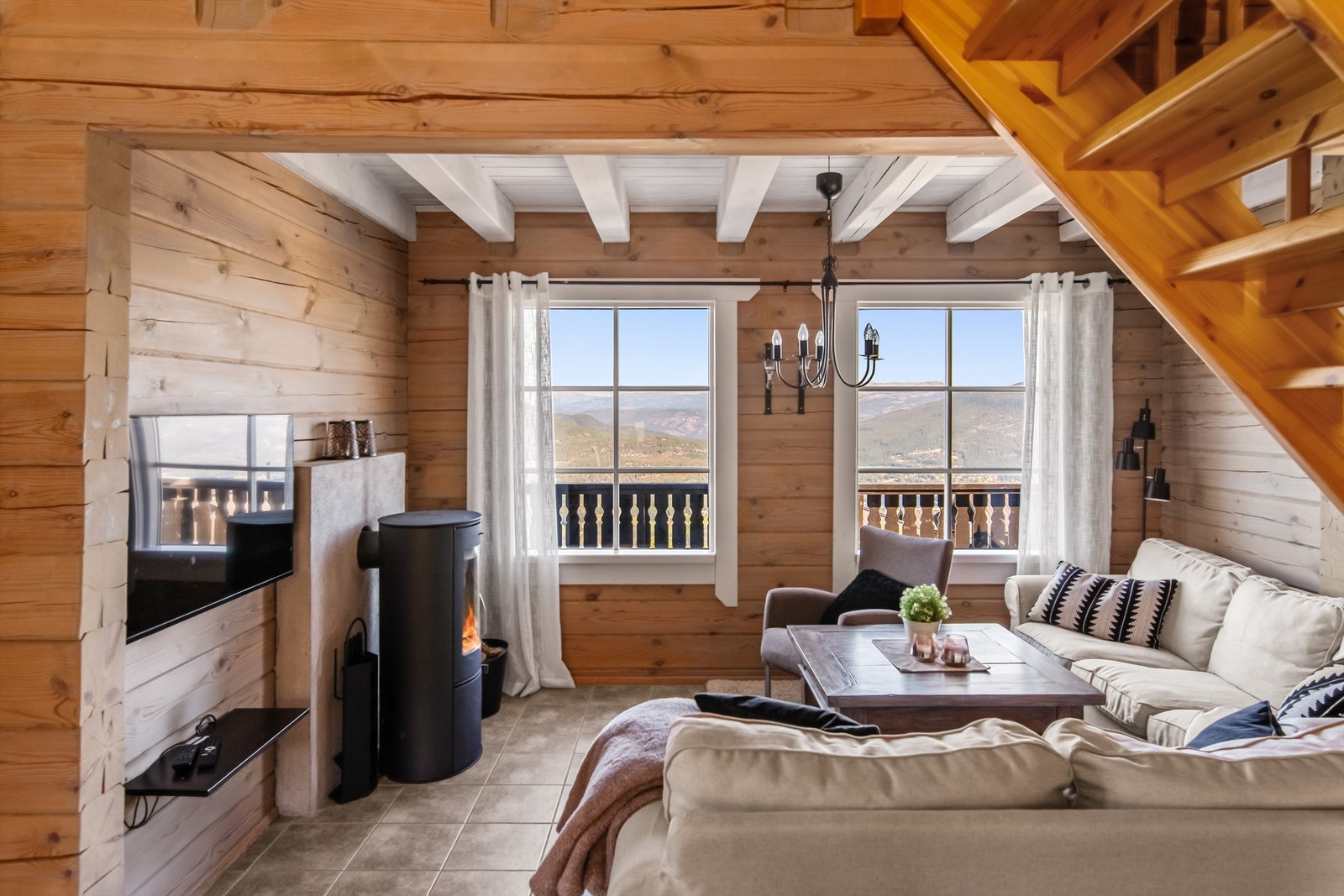 Utsikten nytes like godt inne som ute Galleribilde