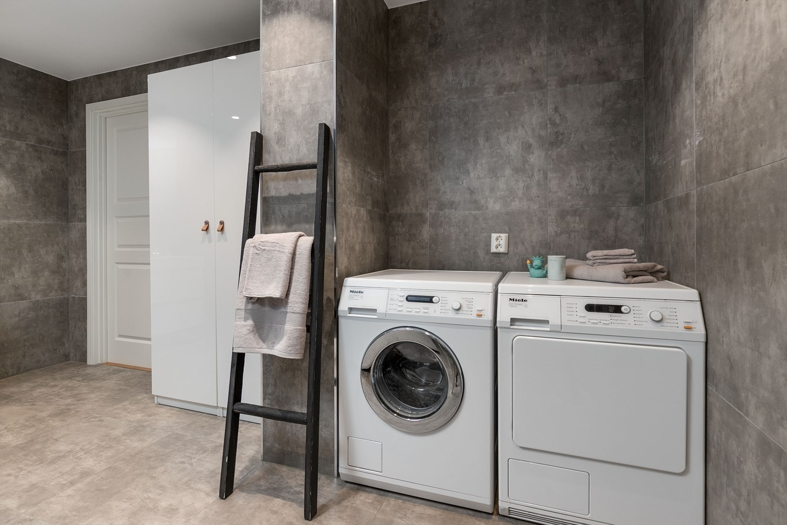 Opplegg for vaskemaskin er etablert, og badet er innredet med downlights, varmekabler og vegghengt toalett. Galleribilde