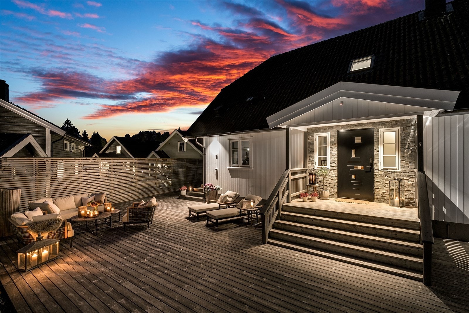 Velkommen til Jakobsbråtan 9, en stor, stilren og velholdt enebolig over tre plan. Galleribilde